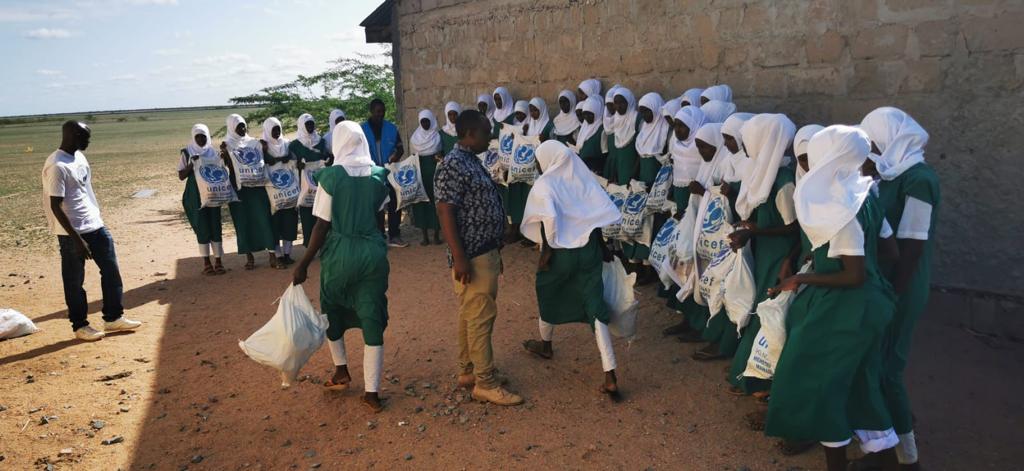 Le ragazze di una scuola nella Contea di Isiolo ricevono i kit mestruali